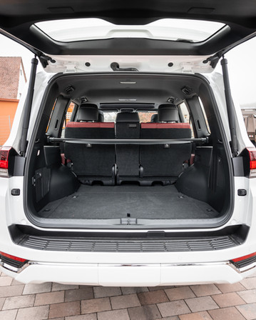 Geräumiger Kofferraum eines weißen SUVs