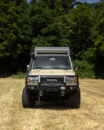 Toyota Land Cruiser mit Dachzelt, Offroad-Fahrzeug