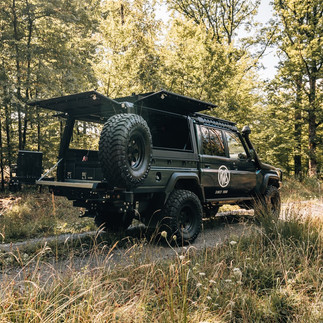 Land Cruiser im Wald