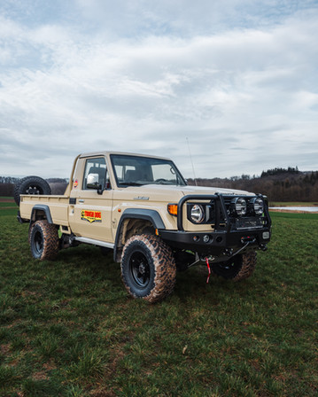 Geländegängiger Toyota Pickup, robust und geländetauglich