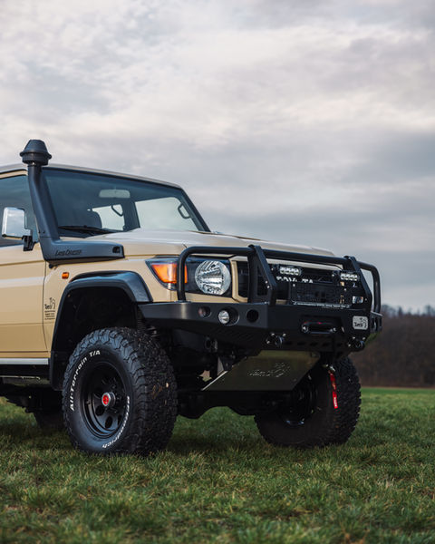 Geländegängiger Toyota Land Cruiser: robustes Fahrzeug im Gelände