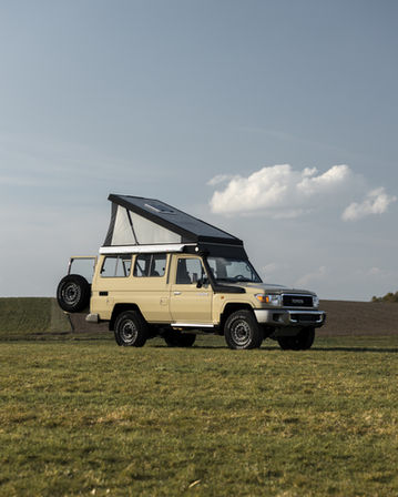 Geländegängiger Toyota Land Cruiser mit Klappdach