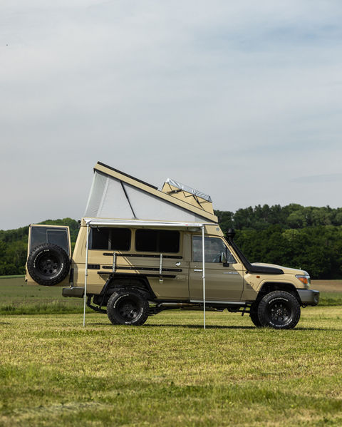 Geländegängiger Toyota Land Cruiser mit aufgesetztem Dachzelt