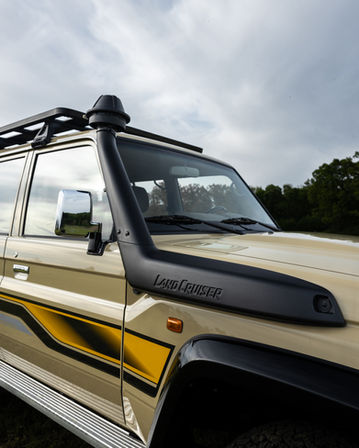 Toyota Land Cruiser mit Dachträger und Seitenschnorchel