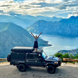 Land Cruiser in Montenegro mit Frau auf Dach