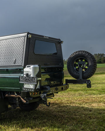 Grüner Toyota Land Cruiser mit Reserverad