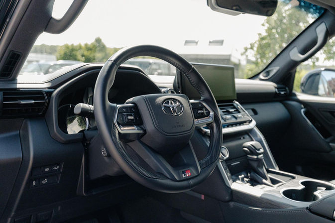 Toyota-Lenkrad und Armaturenbrett: Modernes Interieur