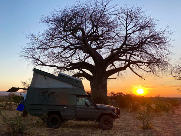 Sonnenuntergang in Afrika, Campingfahrzeug neben Affenbrotbaum