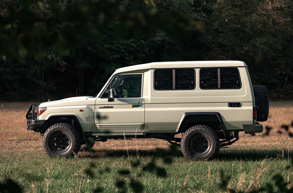 Beige Toyota Land Cruiser, robust Geländewagen