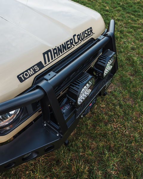 Männercruiser, Tom's Fahrzeugtechnik: Beige Fahrzeug mit robusten LED-Scheinwerfern