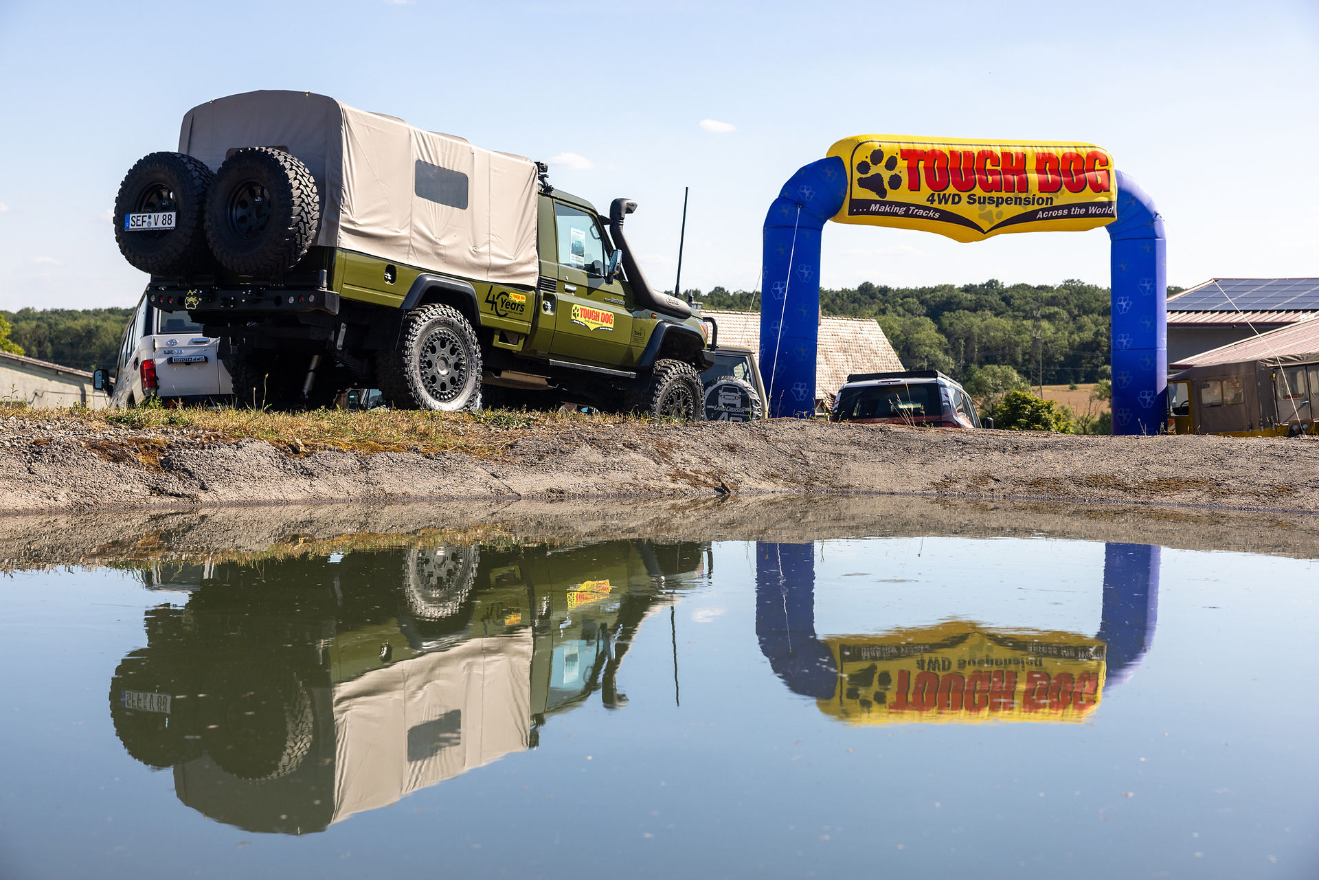 Geländewagen spiegelt sich im Wasser