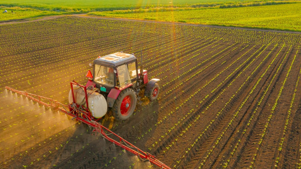 trator arando a terra agricultura