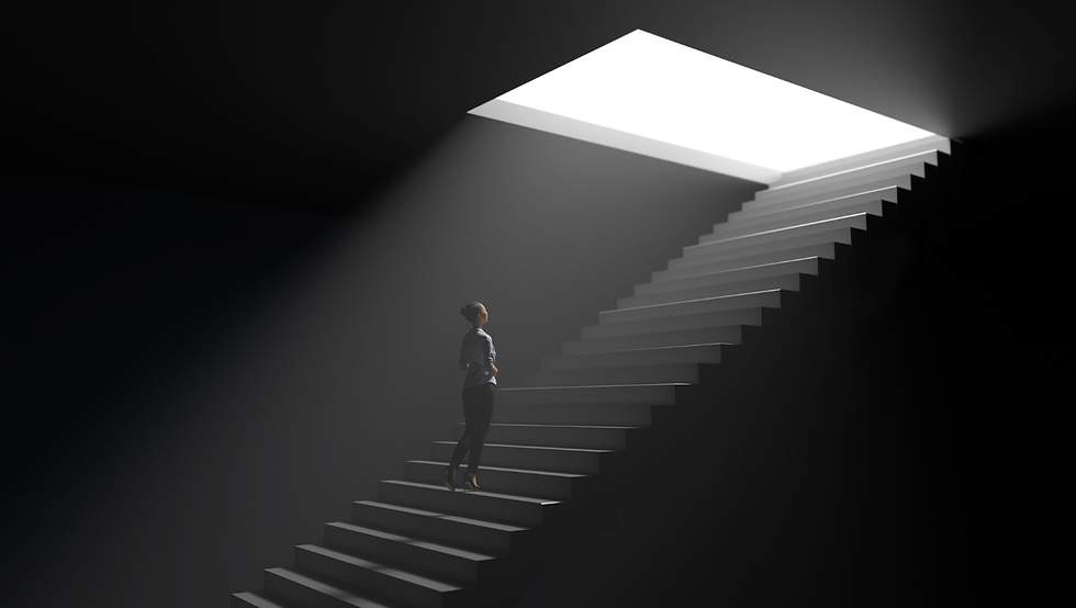 mulher subindo uma escada em direcao a luz