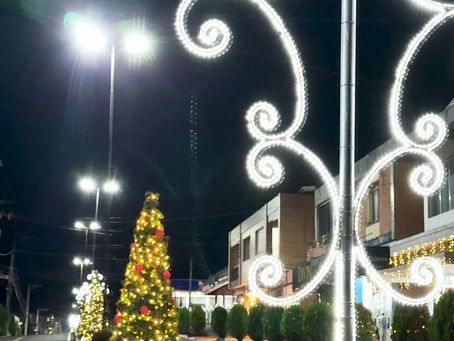 Luzes de Natal são acesas e dão início ao clima natalino em Santo Cristo