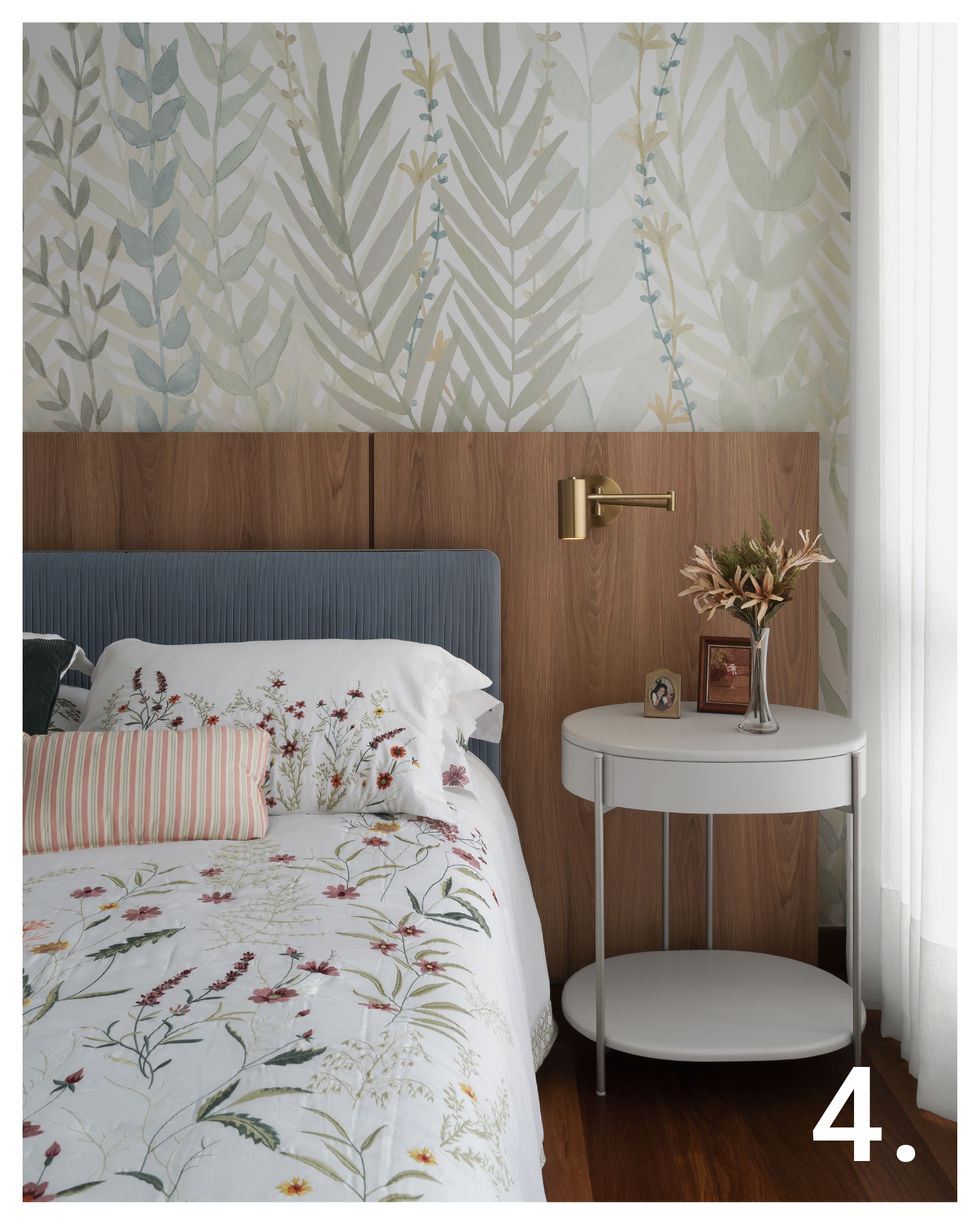 quarto de menina com papel de parede flora e manta floral branca bordada