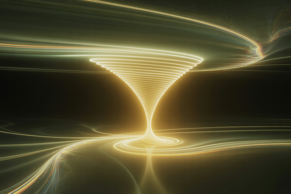 Rappresentazione astratta e luminosa della trasformazione informazionale del tempo: un filamento di luce dorata si avvolge in una spirale asimmetrica, emergendo da un vuoto profondo come primo gesto di z(t), simbolo del redshift non come distanza nello spazio, ma come evoluzione irreversibile nel tempo. Nessuna materia visibile, solo la traccia viva di una metamorfosi originaria.