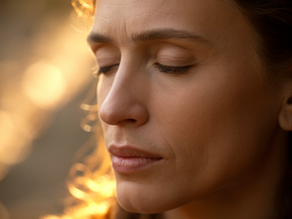 Ritratto realistico di una donna con gli occhi chiusi illuminata dalla luce calda del tramonto, immagine simbolica del “respiro interno” della coscienza e della percezione del proprio spazio interiore.