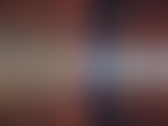 Visualizzazione cosmologica realistica che mostra la transizione del tempo nella CMDE 4.1: a sinistra le strutture iperprimordiali dell’universo, dense e compresse; a destra le epoche mature con trame più ampie e ordinate; al centro la soglia in cui il tempo passa naturalmente alla scala logaritmica.