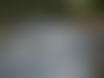 Fiume che scorre tra argini naturali modellati dall’erosione, con acqua in movimento continuo e paesaggio stabile, simbolo di equilibrio dinamico e stabilità nel cambiamento secondo la Fisica Informazionale.