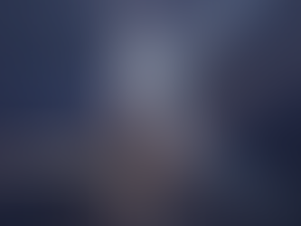 Forme di luce intrecciate che disegnano un volto evanescente sospeso nel buio, come se la memoria del tempo stesse prendendo coscienza di sé e orientandosi verso un nuovo ordine interiore.