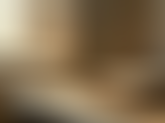 Un vecchio libro aperto su un tavolo di legno illuminato dalla luce morbida del mattino, con due piccoli chiodi da cui pende un filo sottile che vibra nell’aria, come a rappresentare il ritmo silenzioso del tempo che si ricorda.