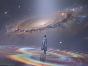 Figura solitaria avvolta in un mantello argentato che osserva in silenzio una galassia luminosa, immersa in un paesaggio cosmico con anelli di luce colorata — simbolo dell’ascolto profondo dell’universo secondo la metrica informazionale CMDE 4.1.