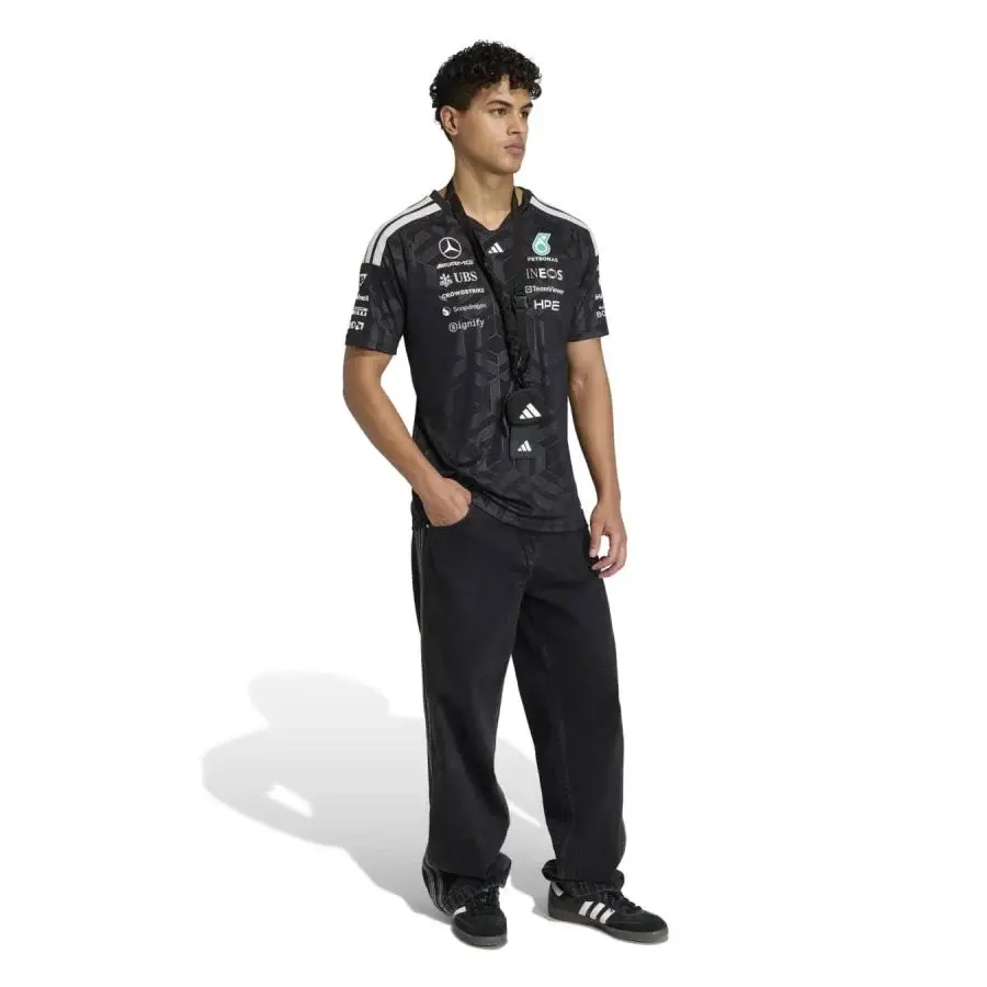 Miniature : t-shirt Mercedes AMG Team noir adidas portée