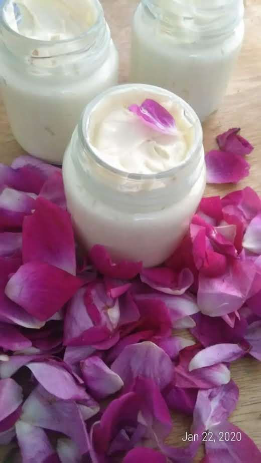 Crema humectante y nutritiva de rosas