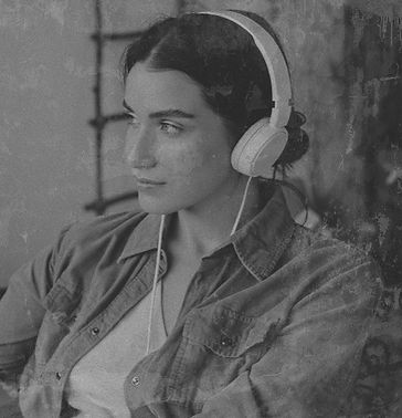 serious-woman-listening-to-headphones_ed