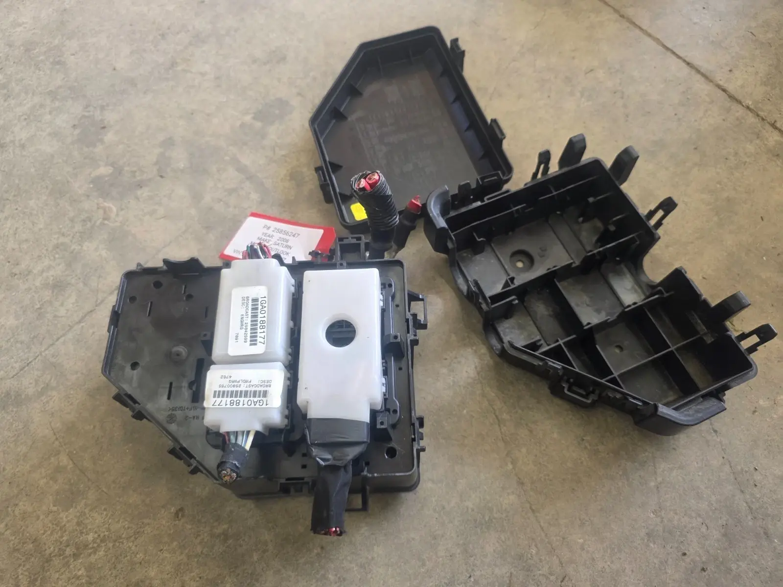 GM 25856247 - 2008 Saturn Outlook, 3.6L Fuse Box / Relay Block PDM