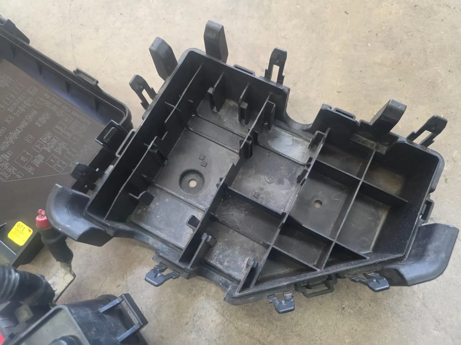 GM 25856247 - 2008 Saturn Outlook, 3.6L Fuse Box / Relay Block PDM