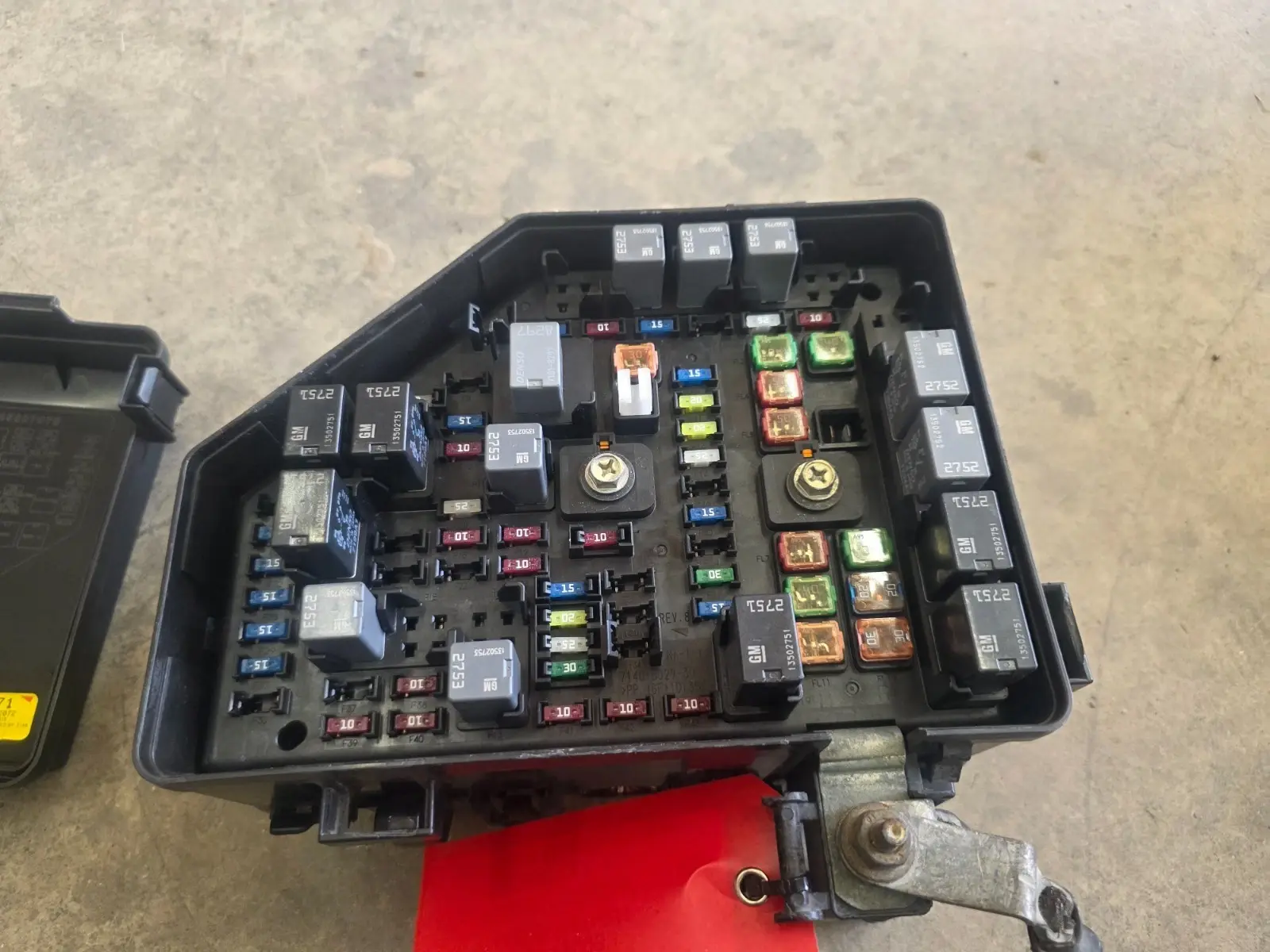 GM 25856247 - 2008 Saturn Outlook, 3.6L Fuse Box / Relay Block PDM