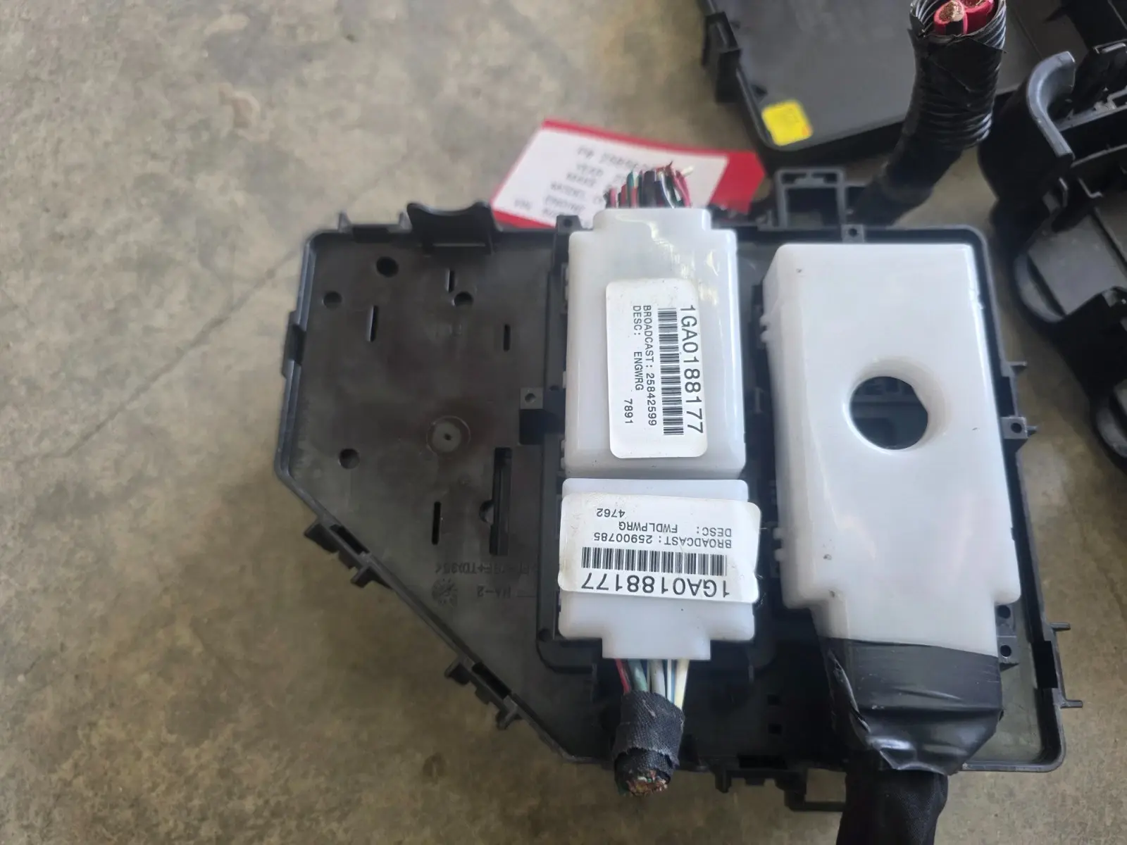 GM 25856247 - 2008 Saturn Outlook, 3.6L Fuse Box / Relay Block PDM
