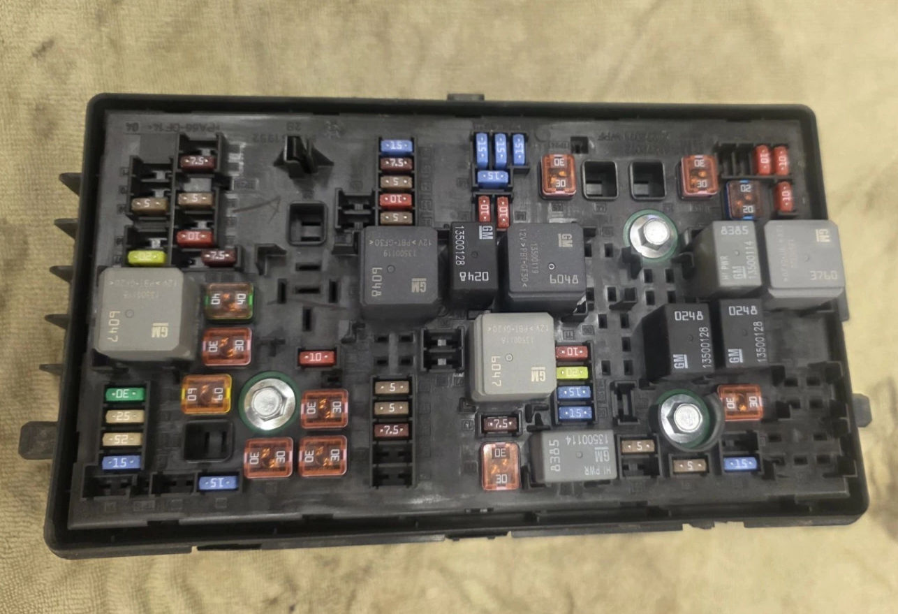 GM 20831466-03 FUSE BOX / RELAY BLOCK PDM