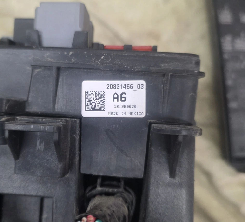 GM 20831466-03 FUSE BOX / RELAY BLOCK PDM