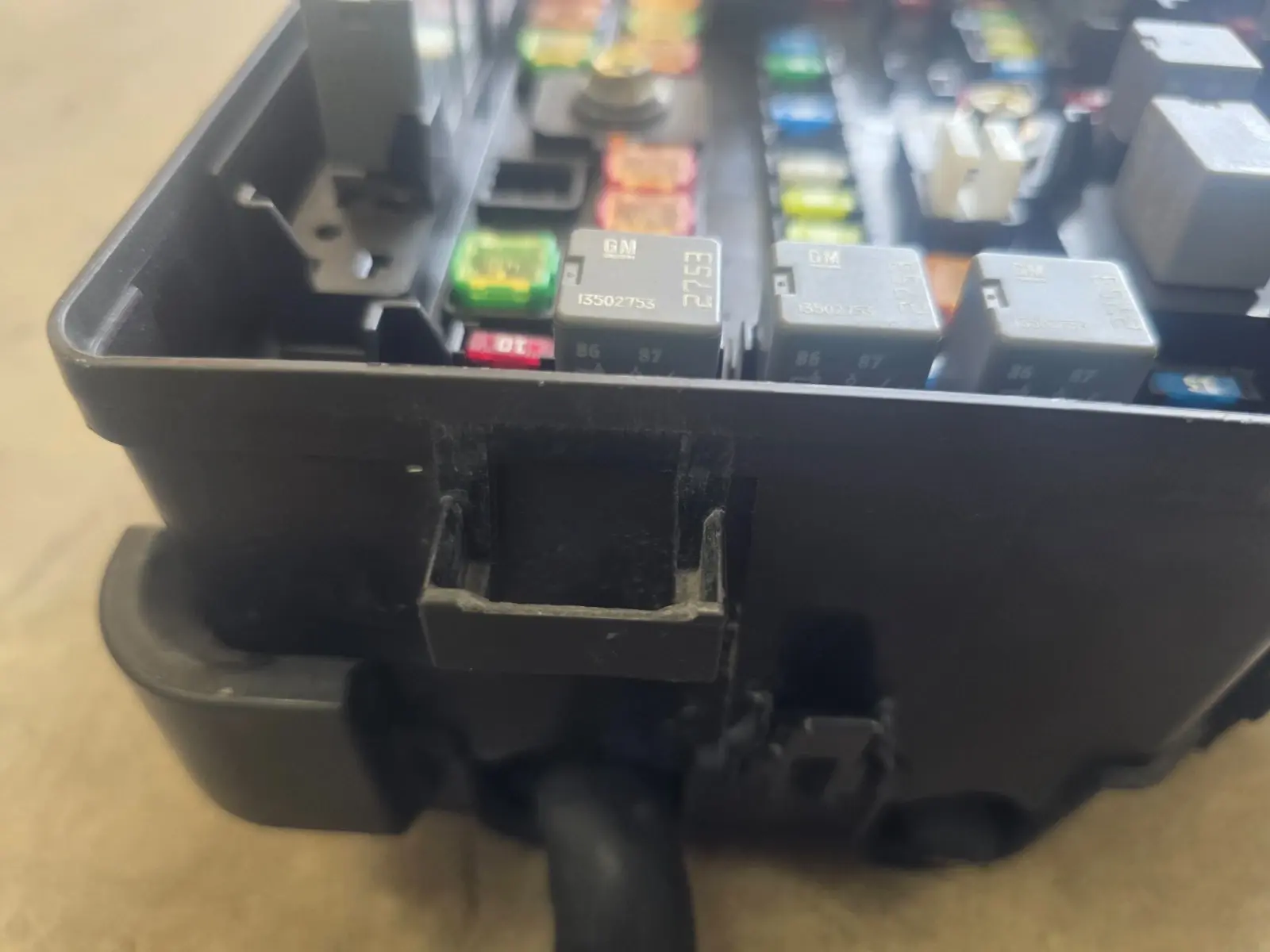 GM 25856247 - 2008 Saturn Outlook, 3.6L Fuse Box / Relay Block PDM