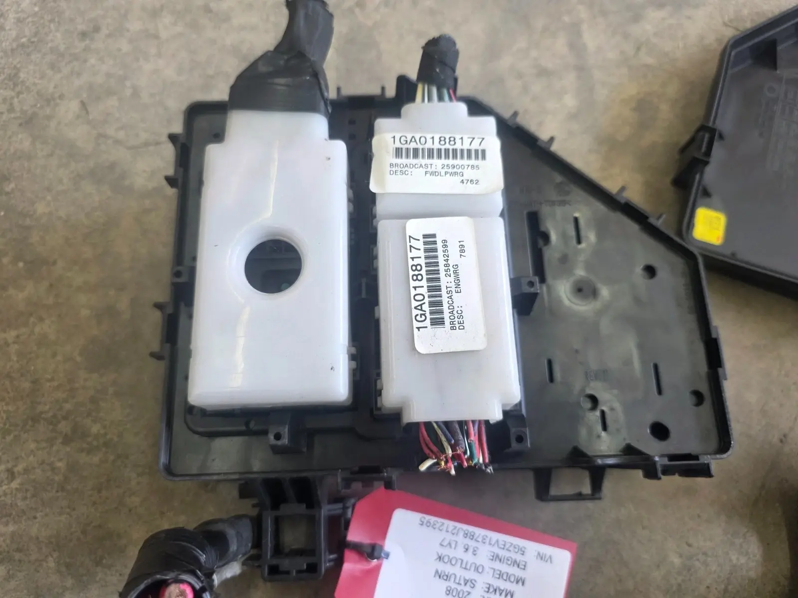 GM 25856247 - 2008 Saturn Outlook, 3.6L Fuse Box / Relay Block PDM