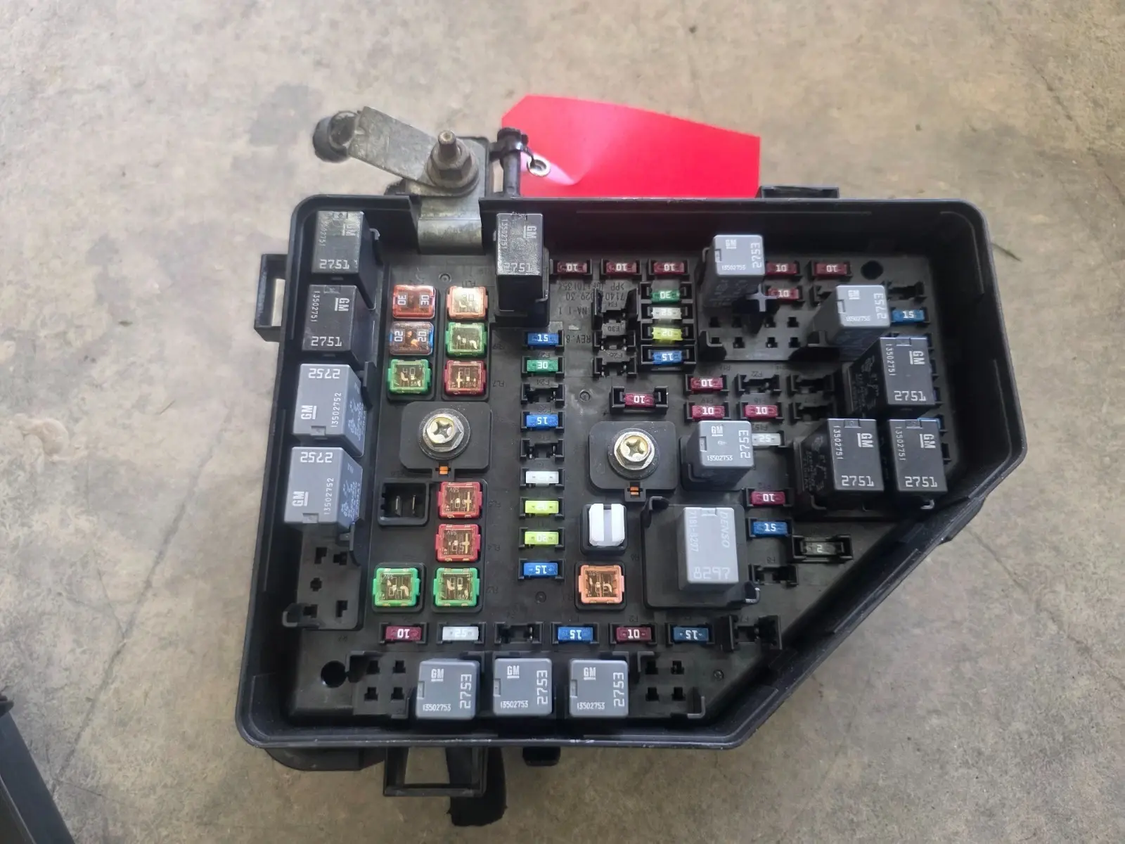 GM 25856247 - 2008 Saturn Outlook, 3.6L Fuse Box / Relay Block PDM