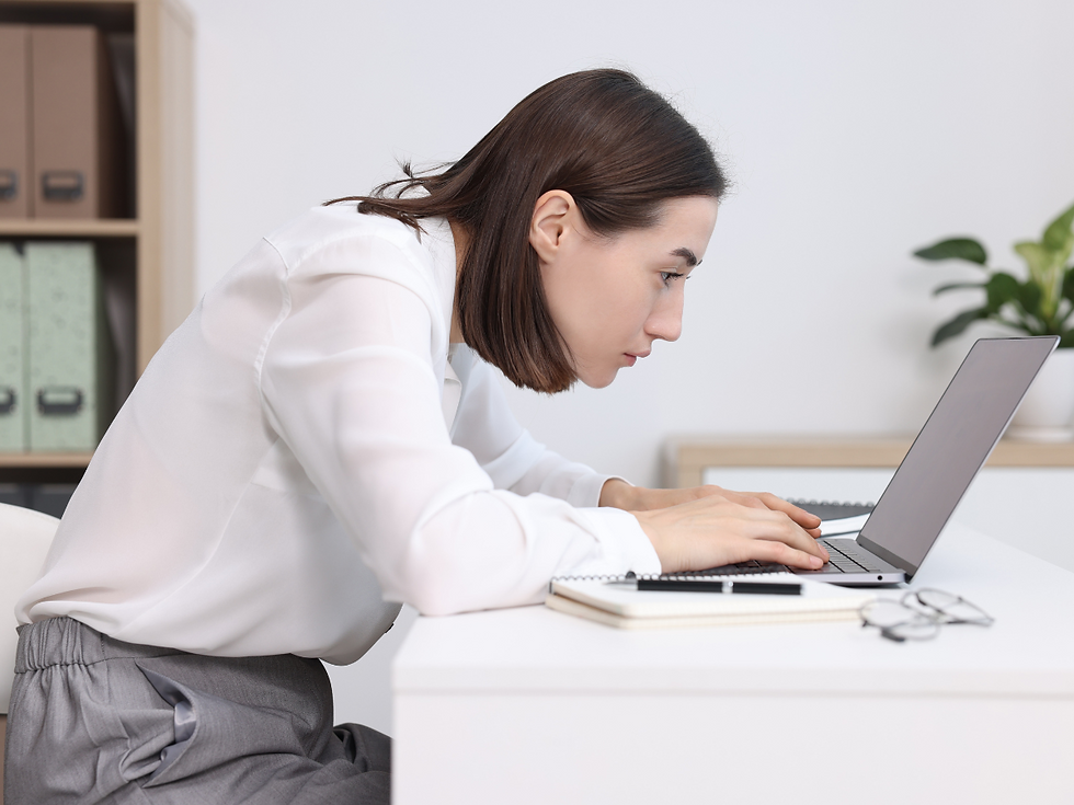 姿勢の悪い女性