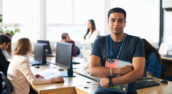 Profesor haciendo uso de herramientas de colaboración y aulas virtuales