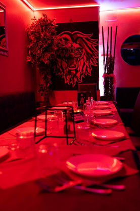 Tavolo da ristorante apparecchiato con luci rosse