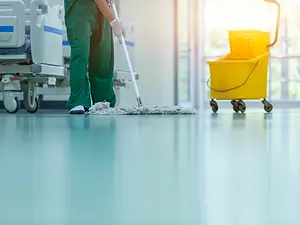 reinigungkraft-krankenhaus-bild.webp