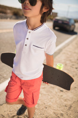 Photographe de mode enfant garçon en polo