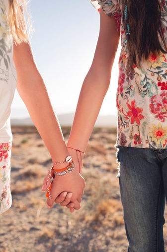 Photo de mode enfant déatail mains et accessoires