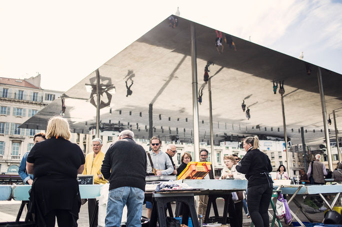 Photo illustrative du marché aux poissons sur la vieux port de Marseille près de l'ombrière