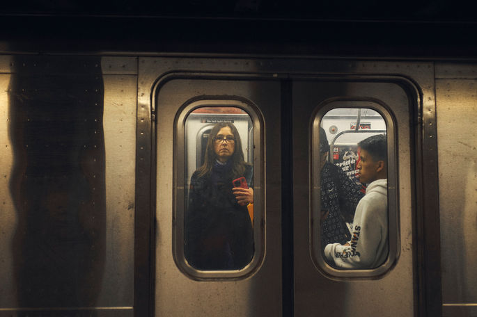 Photo dans le métro d'une femme à travers la vitre