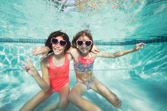 Photographie de mode enfant sub aquatique maillots de bain en piscine
