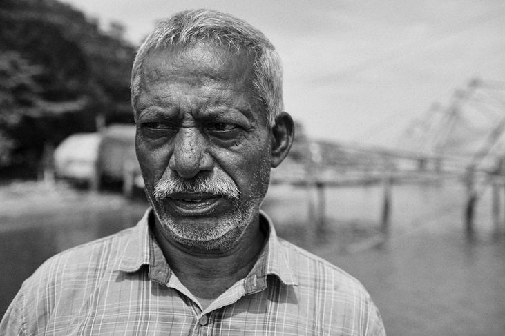 Portrait noir et blanc d'un pêcheur dans le Kerala