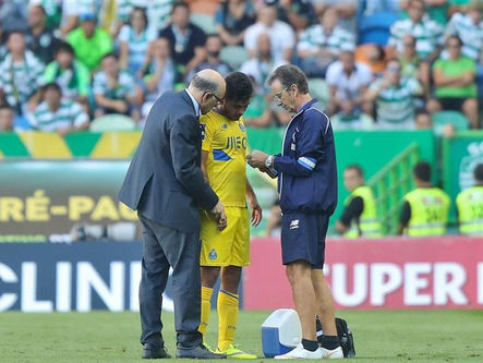 Corona fica no Porto devido a lesão