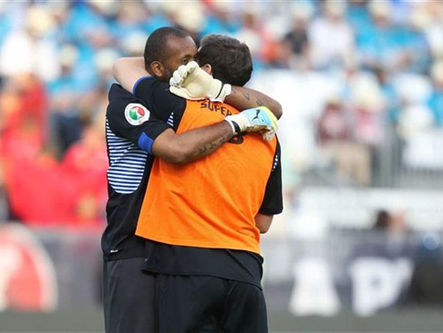 Helton: "Porque haveria de falar mal do Casillas?"